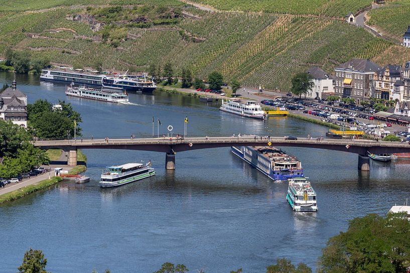 Vue du château de Landshut sur la vallée de la Moselle et la ville de Bernkastel-Kues par Reiner Conrad