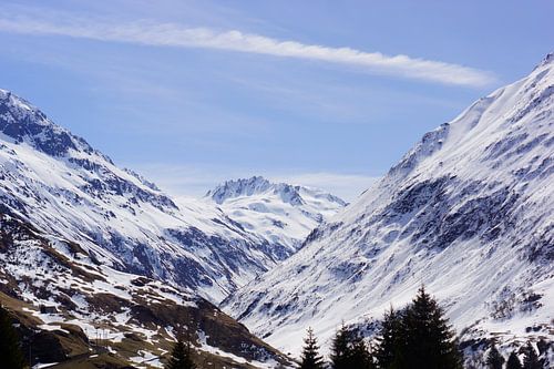 Bergtoppen bedekt met sneeuw in Zwitserland
