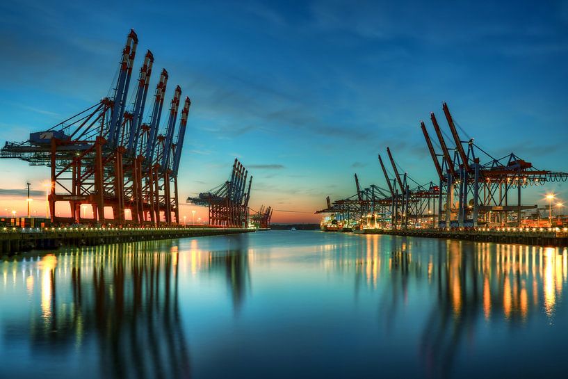 Hamburg - Blaue Stunde am Kai von Sabine Wagner