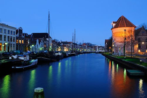 Thorbeckegracht à Zwolle le soir avec la tour Wijndrager