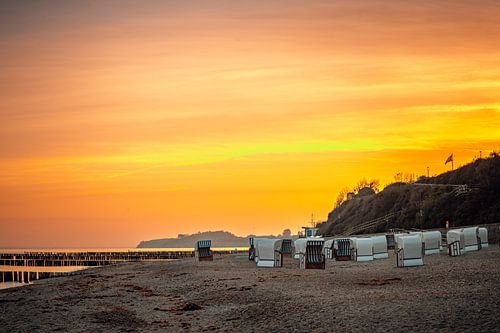 Lever de soleil sur la plage de la forêt des fantômes Nienhagen sur la mer Baltique, côte de la mer Baltique, Mecklembourg-Poméranie occidentale, Allemagne