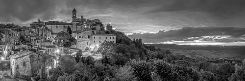 Montepulciano panorama in het avondlicht in zwart-wit
