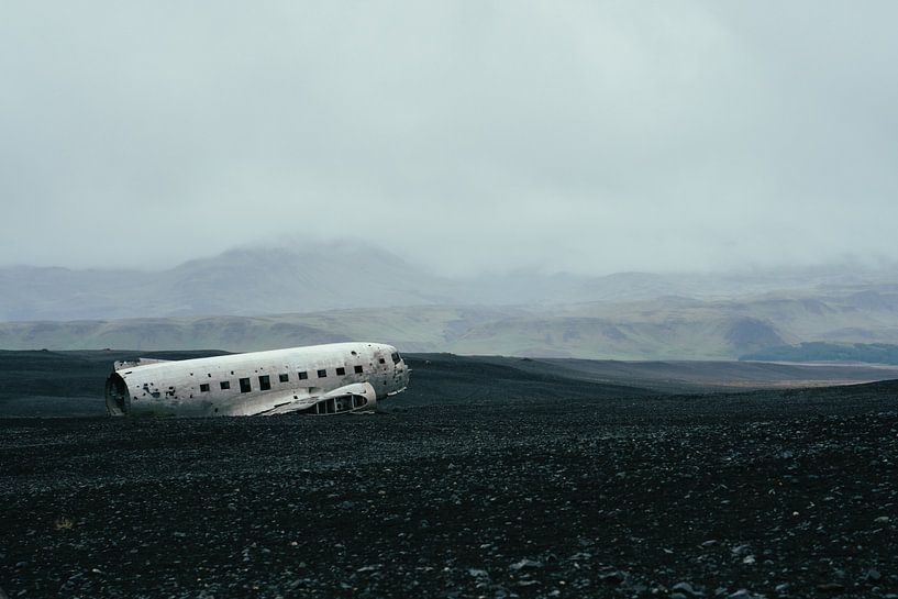 Crashed plane in Iceland by Shanti Hesse