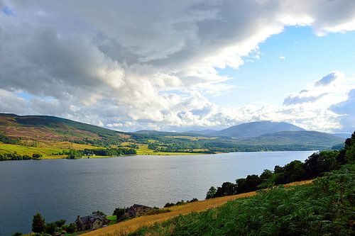 Uitkijkend over Loch Tummel