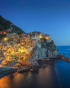 Die blaue Stunde über dem Dorf Manarola in den Cinque Terre