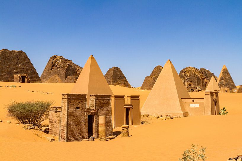 Les pyramides de Méroé par Roland Brack
