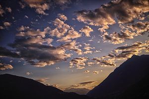 Wolken mit Berglandschaft von Hans van Oort
