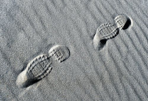 Trace-Land 1 (Voetstappen in zand in zwart wit)