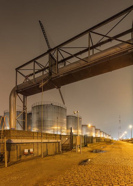 Nacht scène met silo's, viaduct en geplaveide weg van Tony Vingerhoets