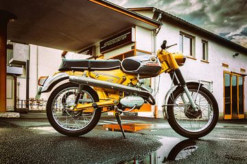 Zündapp C50 Cross devant une ancienne station-service sur Wilde50er