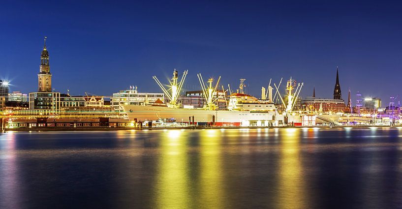 Hamburg Skyline mit dem Wahrzeichen "Michel" und dem Museumsschiff "Cap San Diego" in der blauen Stunde von Frank Herrmann