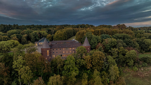 Photo prise par drone de l'abbaye de Saint-Benedictusberg à Mamelis sur John Kreukniet