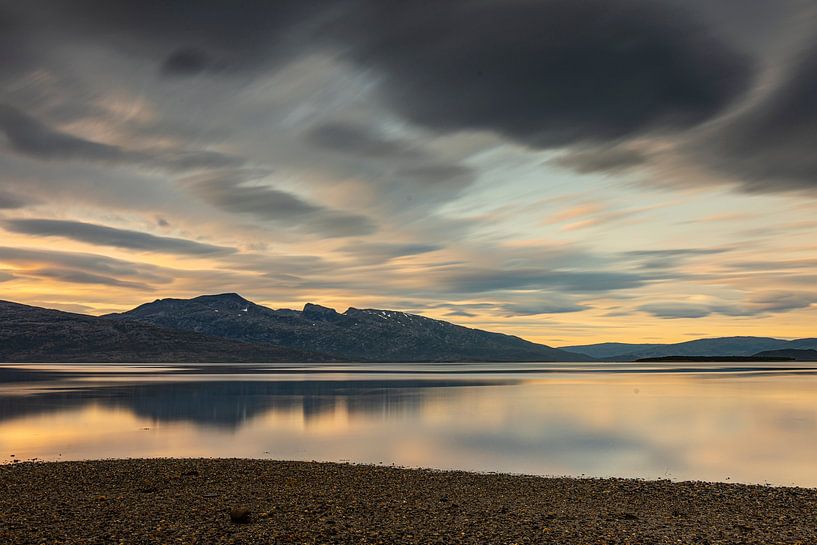 coucher de soleil nuageux dans un fjord norvégien par Vitya Crepeele