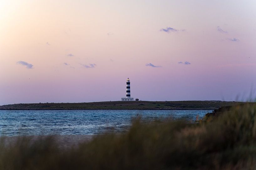 Leuchtfeuer in der Abenddämmerung - Der Leuchtturm von Punta Prima von Piermarco Raimondo
