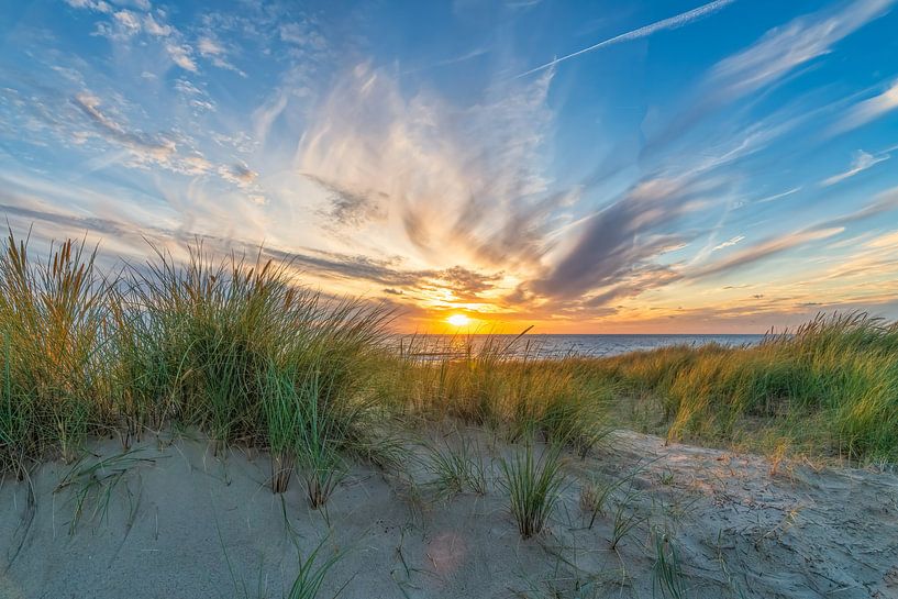 zonsondergang met de duinen en de Noordzee van eric van der eijk