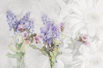 Stilleben mit Blumen. Blaue Weintrauben und Stiefmütterchen. von Alie Ekkelenkamp