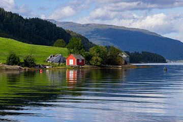 Rode schuur aan de fjord, Noorwegen van Adelheid Smitt