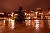 Stadsgezicht De Nieuwmarkt in kerstsfeer in Amsterdam Nederland bij avond van Eye on You thumbnail