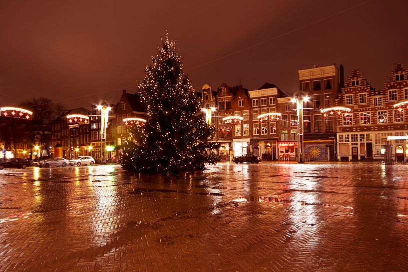 Stadsgezicht De Nieuwmarkt in kerstsfeer in Amsterdam Nederland bij avond van Eye on You
