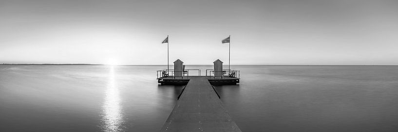 Badehäuser an der Ostsee im Sonnenuntergang in schwarz weiß von Manfred Voss, Schwarz-weiss Fotografie