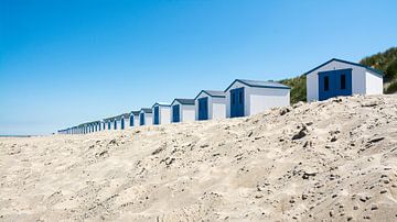 Maisons de plage par une journée d'été ensoleillée sur Michel Geluk