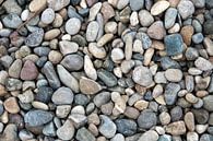 een achtergrond van grind , ronde en ovale natuurlijke stenen van ChrisWillemsen thumbnail