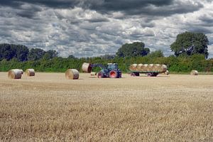 Stroh einfahren am Niederrhein bevor der Regen kommt