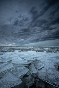 Regenbui boven een bevroren IJsselmeer van Peter Haastrecht, van