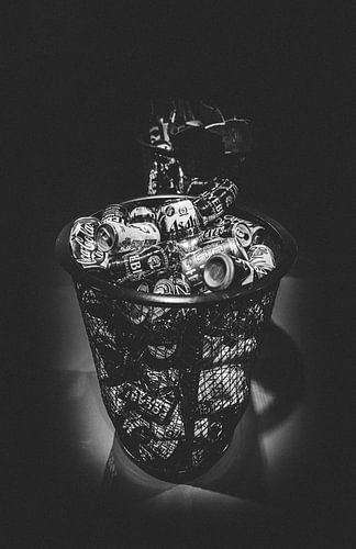 Moderne kunst lege blikjes in de prullenbak zwart en wit