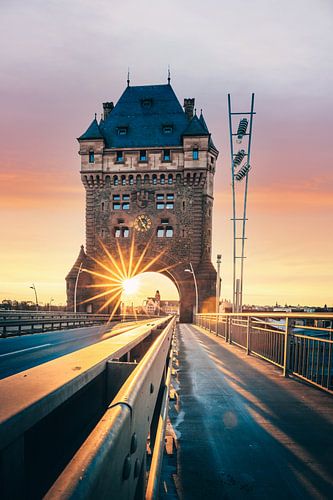 Brug met stadspoort in Worms Duitsland in zonsondergang