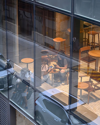 Reflexionen in Hongkong und die verschiedenen Ebenen des Stadtlebens von Minimalistic Travel Photography by.Rieneke