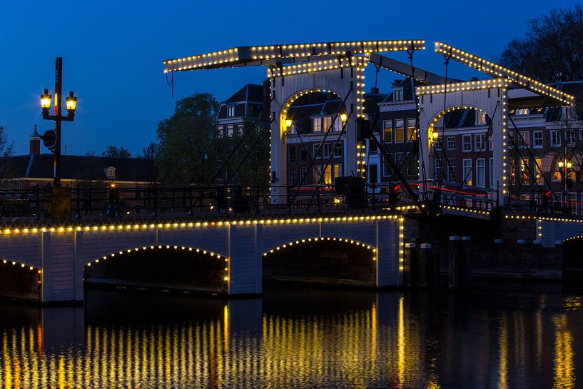 Magere Brug sur l'Amstel après le coucher du soleil par Winne Köhn