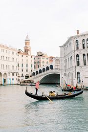 Gondel in Venedig an der Rialto-Brücke | Romantische Reisefotografie Italien Wandkunst von Milou van Ham