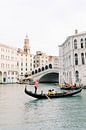 Gondel in Venetië bij Rialto brug | Romantische reisfotografie Italië wall art foto print van Milou van Ham thumbnail