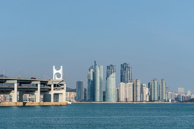 Die Skyline von Busan in der Sonne von Mickéle Godderis