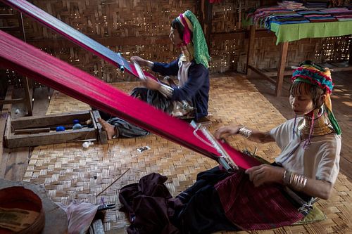 Les femmes de la tribu Kayan tissent de magnifiques tapis sur Anges van der Logt