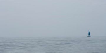 Zeilboot in de mist van Mia Art and Photography
