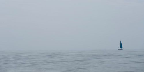 Voilier dans le brouillard