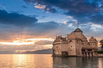 Beautiful sunset with Chillon Castle by the Leman lake (Switzerland). van Carlos Charlez