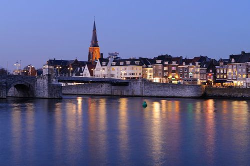 Sint Servaasbrug en Wyck op de Oostelijke Maasoever in Maastricht in de avond