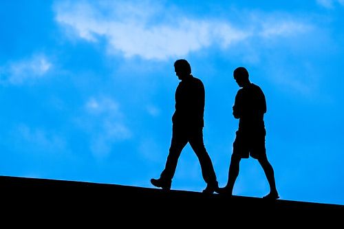 Twee mensen aan het wandelen.