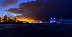 Avondfotografie: de verlichte Pier van Scheveningen. van Jaap van den Berg