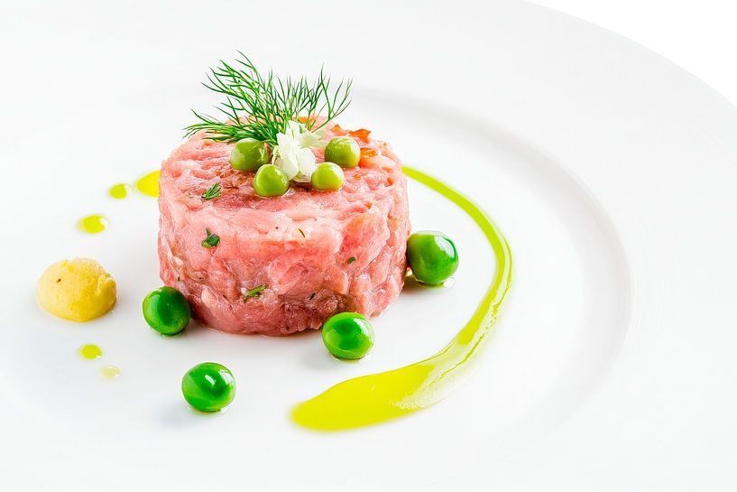 Tartare de thon frais sur assiette blanche par Poster Art Shop
