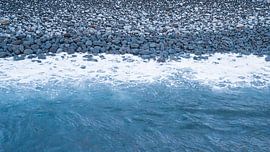 Les vagues de l'océan Atlantique sur une plage de galets à Madère sur Kristof Lauwers