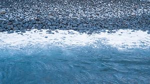 Golven van de Atlantische Oceaan op een kiezelstrand op Madeira
