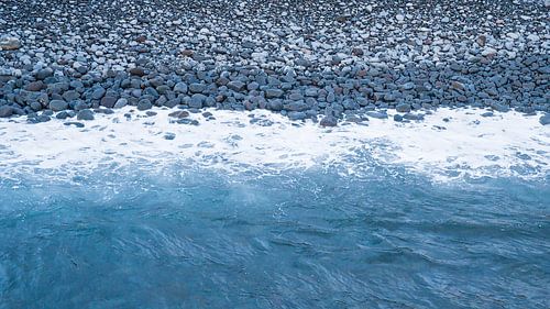 Golven van de Atlantische Oceaan op een kiezelstrand op Madeira