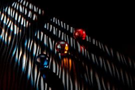 Drei Murmeln mit Linien aus Licht