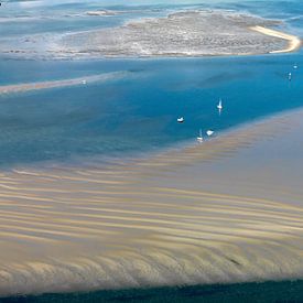 Droogvallende platen in de Oosterschelde voor Yerseke , waar in de zomer veel dagjesmensen recreeren van Sky Pictures Fotografie