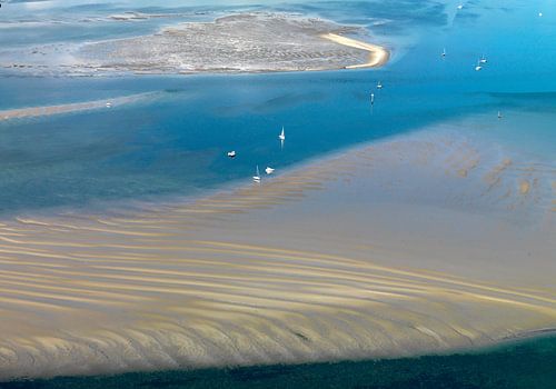Droogvallende platen in de Oosterschelde voor Yerseke , waar in de zomer veel dagjesmensen recreeren