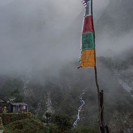 Vlag in de bergen van Nepal van Marilyn Bakker